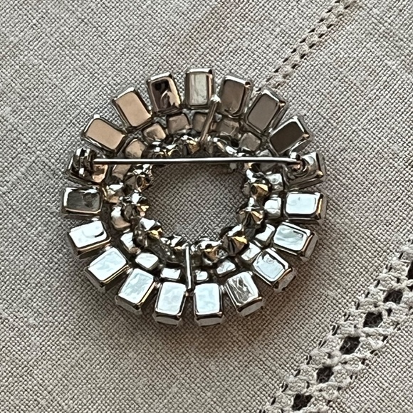 Stunning Vintage Brooch in Soft Pink - Picture 2 of 3